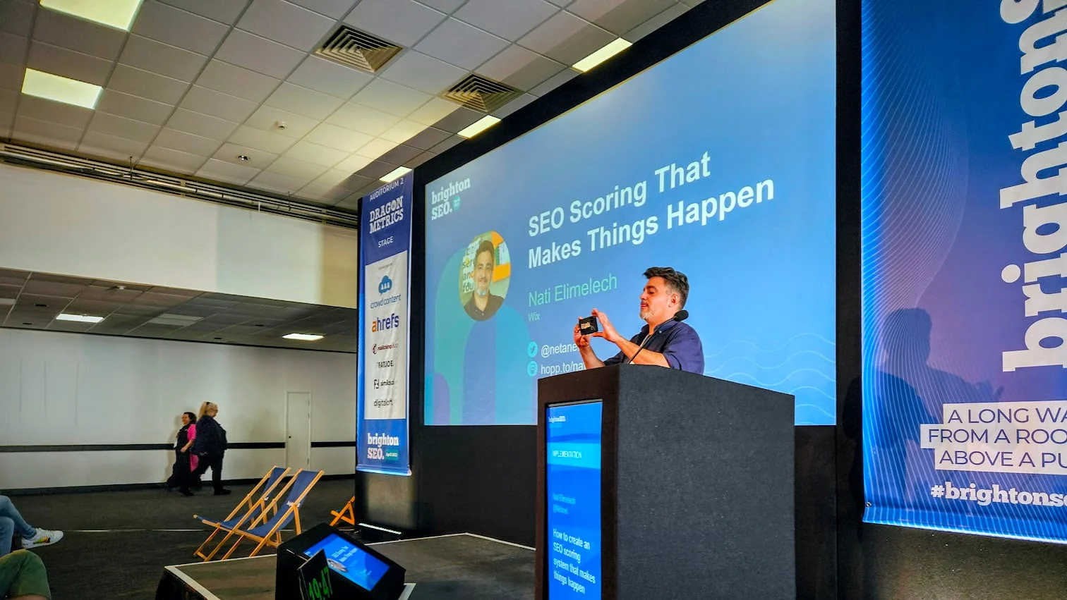 נתי אלימלך מציג ב-Brighton SEO 2023